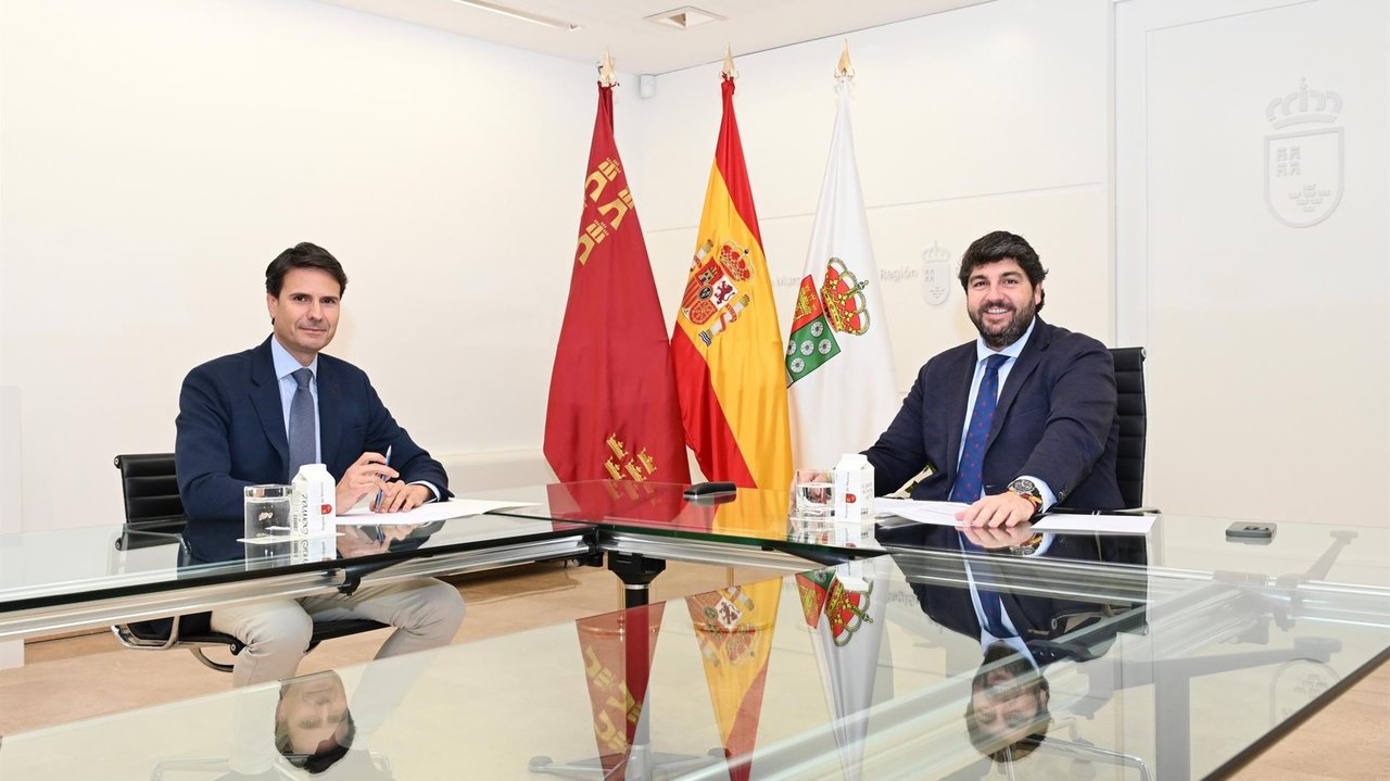 Reunión del presidente de la Comunidad, Fernando López Miras, y el alcalde de Molina, José Ángel Alfonso (foto: CARM)