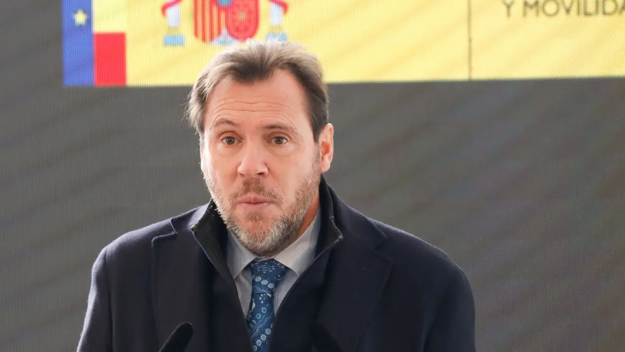 &Oacute;scar Puente, ministro de Transportes y Movilidad Sostenible, en la inauguraci&oacute;n de la A-33 (foto: EP)