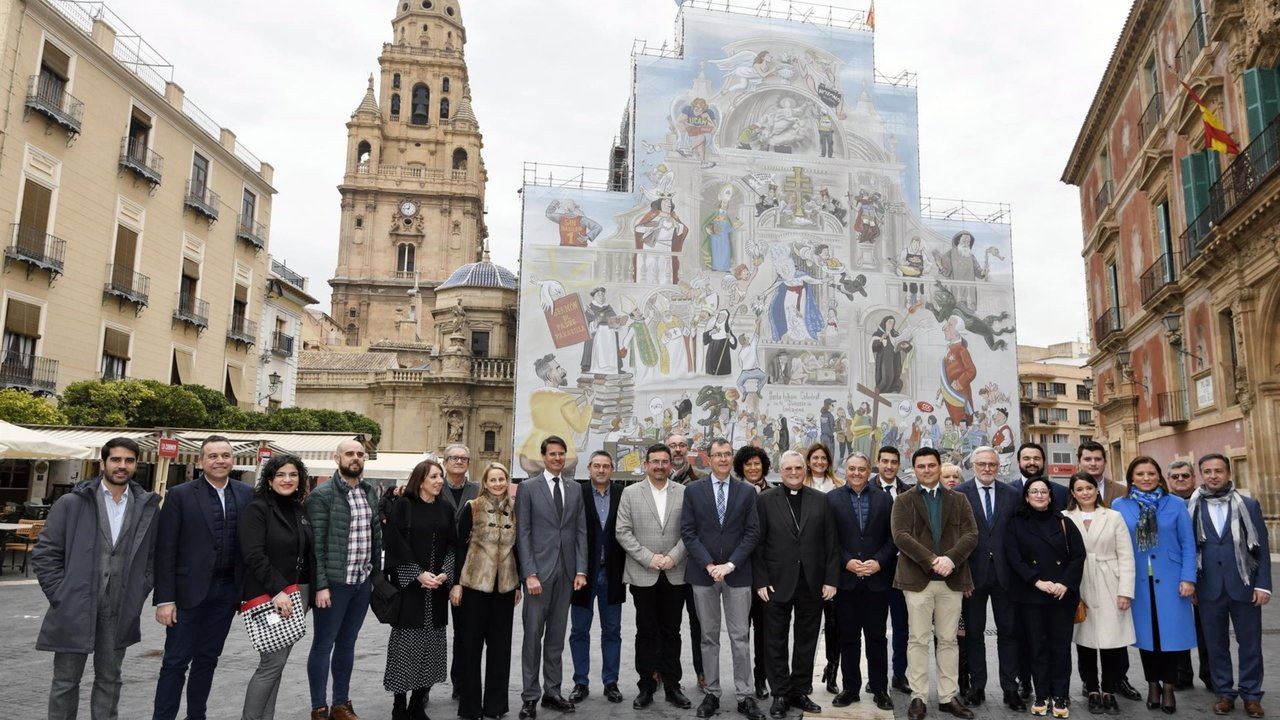 Los visitantes frente a la fachada de la Catedral tapada con la lona de Puebla