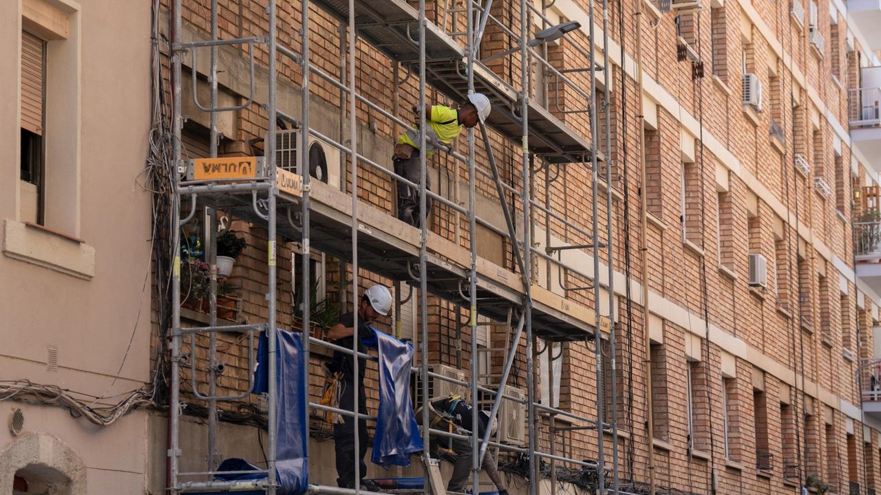 Un obrero subido a los andamios de una obra, a 17 de mayo de 2023, en Barcelona, Cataluña (Foto: David Zorrakino - Europa Press)