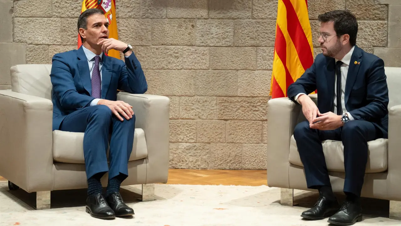 El presidente del Gobierno, Pedro S&aacute;nchez (i), y el president de la Generalitat de Catalunya, Pere Aragon&egrave;s (d), se re&uacute;nen en el Palau de la Generalitat, a 21 de diciembre de 2023, en Barcelona, Catalunya (Espa&ntilde;a). Este es el primer encuentro entre ambos (Foto: David Zorrakino - Europa Press)