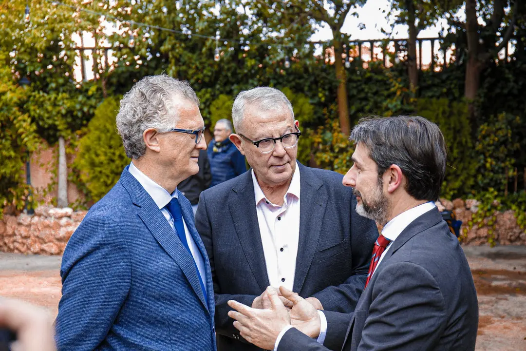 El investigador Cristobal Belda departe con el consejero de Salud, Juan Jos&eacute; Pedre&ntilde;o, y Jos&eacute; Antonio Ruiz Vivo, coordinador del foro-tertulia la Luz