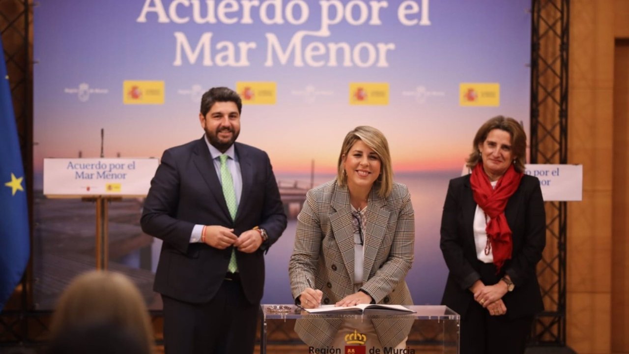 La alcaldesa de Cartagena, Noelia Arroyo, en el momento de su firma