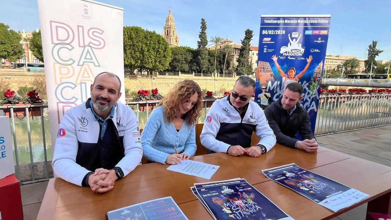 El Ayuntamiento de Murcia y el Club Murcia Challenge han firmado un acuerdo para fomentar la participación de personas de edad, mujeres y personas con discapacidad en la carrera