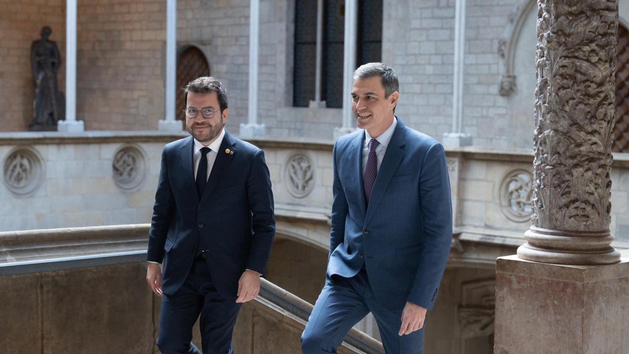 El presidente del Gobierno, Pedro Sánchez (d), y el president de la Generalitat de Catalunya, Pere Aragonès (i) (Foto: David Zorrakino - Europa Press)