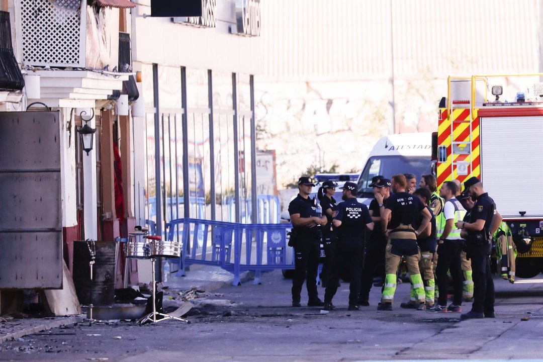 Policía Científica en las discotecas calcinadas en la zona de Atalayas de Murcia (foto: EP)