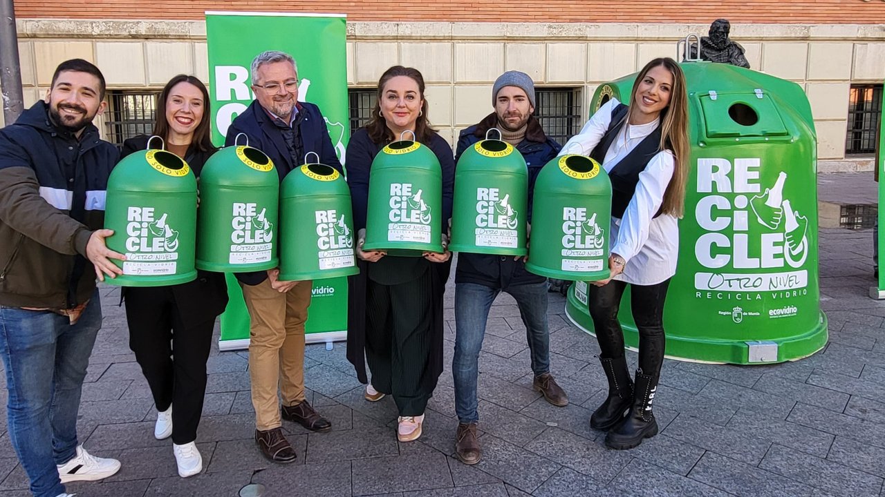 La secretaria autonómica de Energía, Sostenibilidad y Acción Climática, María Cruz Ferreira, presenta la campaña ‘Recicleo, otro nivel’, organizada junto a Ecovidrio, junto a los cuatro influencers que participan.