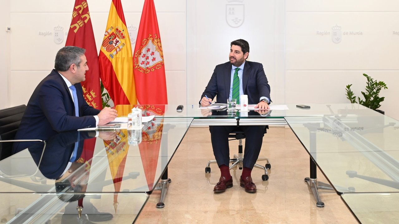 El alcalde de Alcantarilla, Joaquín Buendía (izq.) y el presidente López Miras
