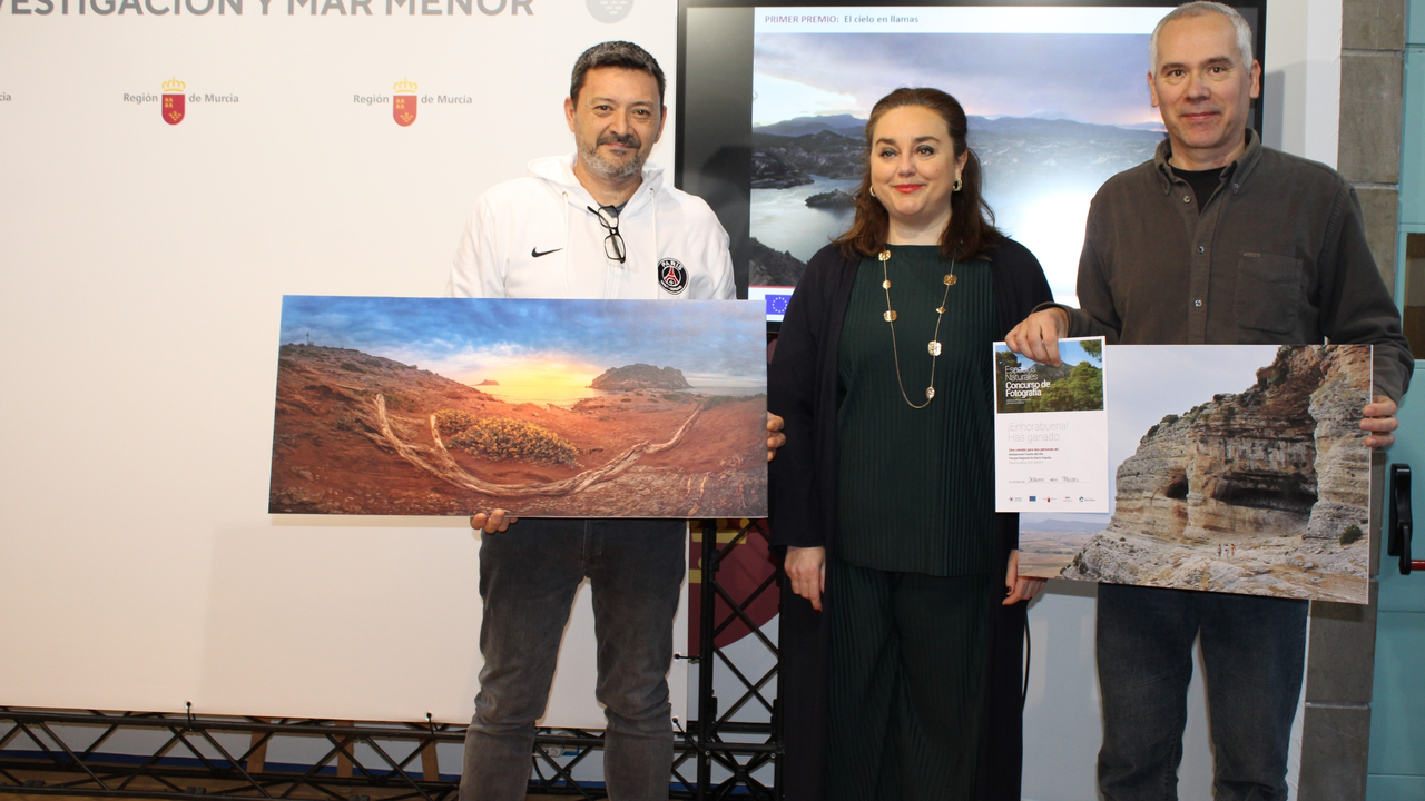 La secretaria auton&oacute;mica de Energ&iacute;a, Sostenibilidad y Acci&oacute;n Clim&aacute;tica, Mar&iacute;a Cruz Ferreira, con los ganadores de los premios del I Concurso de Fotograf&iacute;a de Espacios Naturales Regi&oacute;n de Murcia.