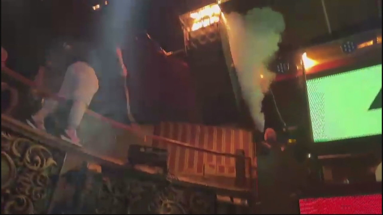 Momento en el que se trataba de extinguir el fuego en Teatre durante la madrugada del pasado 1 de octubre (foto: La 7)
