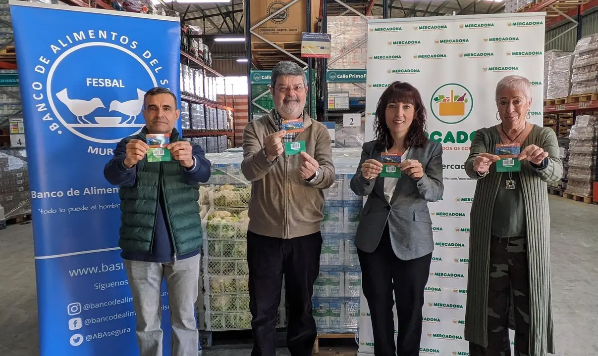 Esther Piornos, responsable de Relaciones Externas de Mercadona y Jos&eacute; Garc&iacute;a-Galbis, presidente del Banco de Alimentos del Segura, junto a otros miembros del mismo, durante la entrega de las tarjetas sociedad.