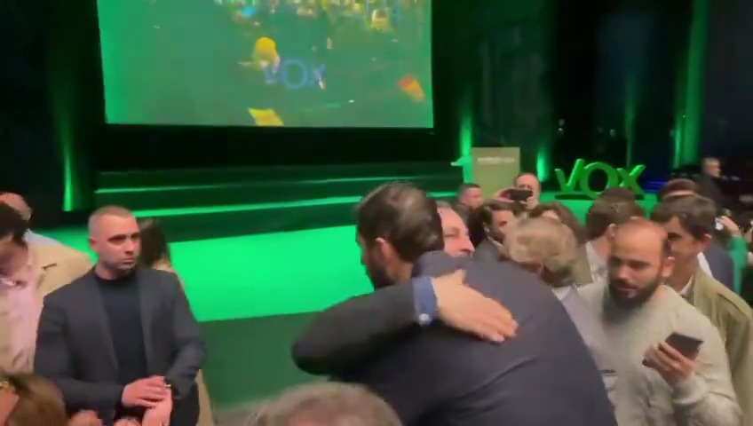 Abrazo entre José Ángel Antelo y Santiago Abascal tras la reelección de éste como presidente de Vox en España (foto: Vox)