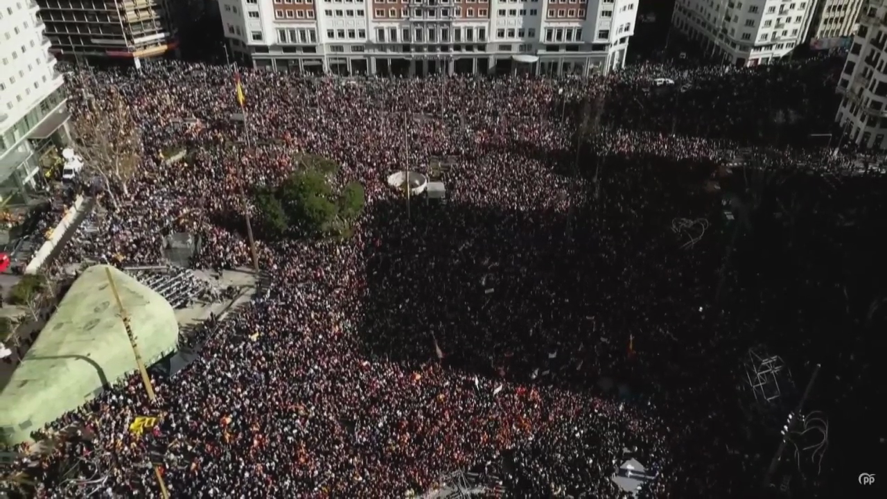 Miles de personas se concentran en la Plaza de España de Madrid para protestar contra la amnistía (foto: La 7)