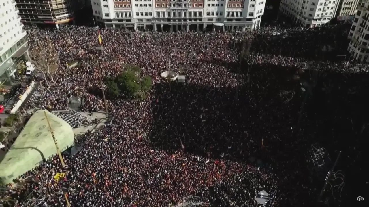 Miles de personas se concentran en la Plaza de Espa&ntilde;a de Madrid para protestar contra la amnist&iacute;a (foto: La 7)