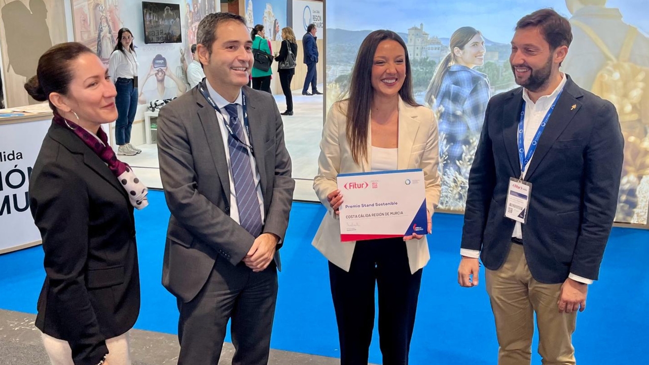 La consejera Carmen Conesa, con la acreditaci&oacute;n del premio al 'mejor estand sostenible' en Fitur.
