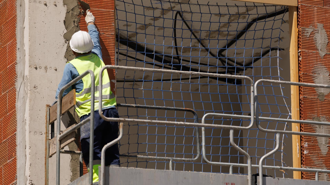 Un obrero trabajando en un edificio en construcci&oacute;n (Foto: Eduardo Parra - Europa Press)