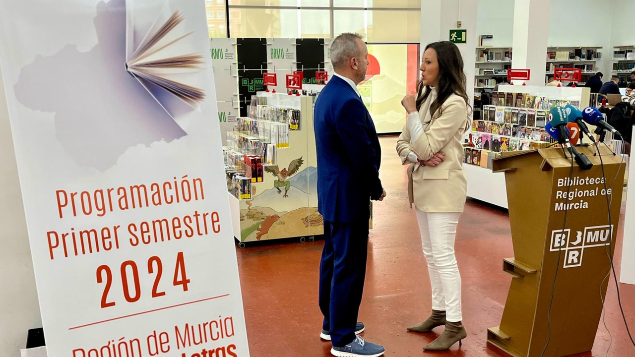 La consejera y el director de la Biblioteca, conversan sobre la programaci&oacute;n semestral.