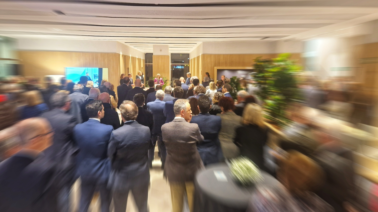 La nueva oficina Store Multicentro, que est&aacute; situada en la Gran V&iacute;a Escultor Salzillo de Murcia, y cuenta con 24 gestores especializados en Banca de Negocios y Banca de Particulares, refuerza el compromiso de CaixaBank de estar cerca de sus clientes, eliminando barreras f&iacute;sicas y fomentando un ambiente de confianza y cercan&iacute;a.