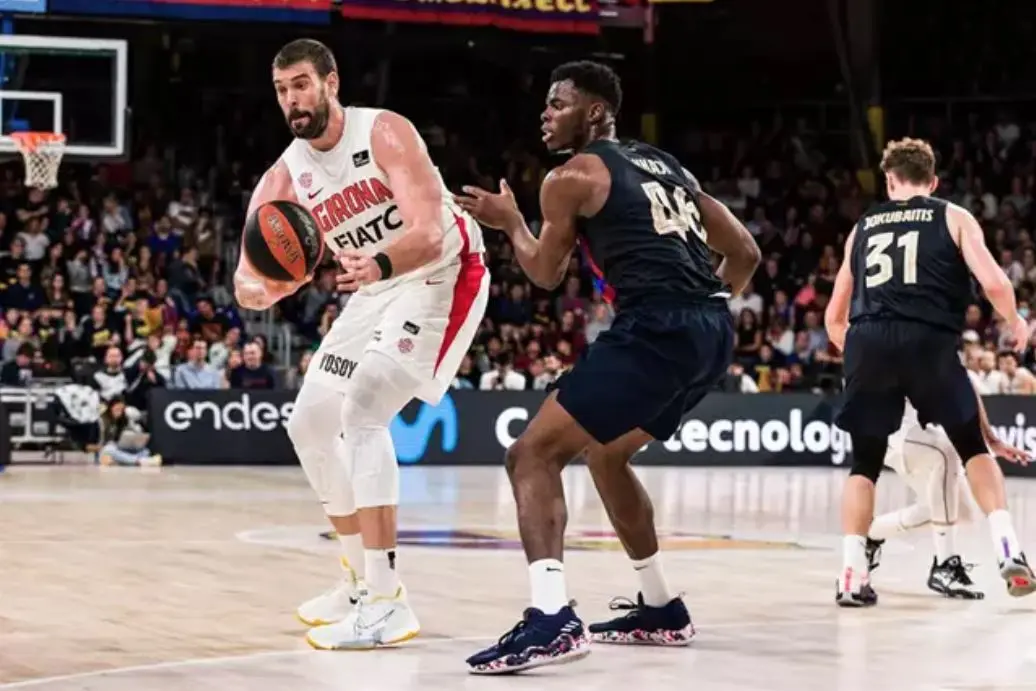 Marc Gasol en un partido con la camiseta del B&aacute;squet Girona ante el Bar&ccedil;a (foto: EP)
