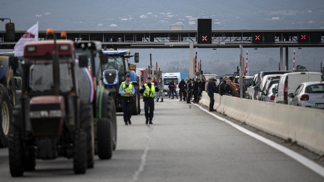 Varios tractores de agricultores franceses durante el corte de la A-9 francesa en las inmediaciones de la frontera con España, a 1 de febrero de 2024, en Le Boulou (Foto:  Lorena Sopêna - Europa Press)