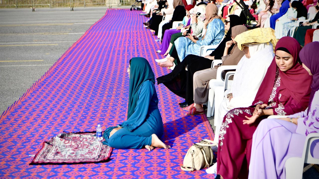 Varios musulmanes participan en el rezo el día de la Fiesta del Cordero, ‘el Eid al Adha’