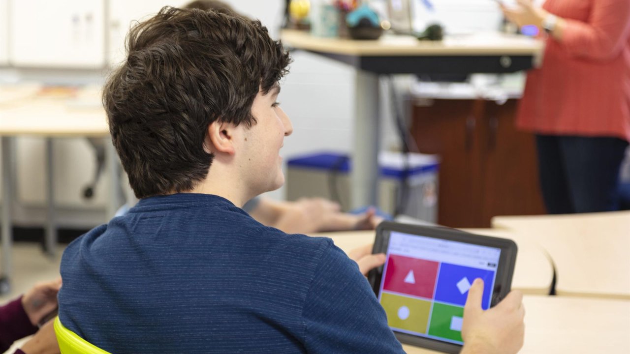 Estudiante utiliza una tablet en clase