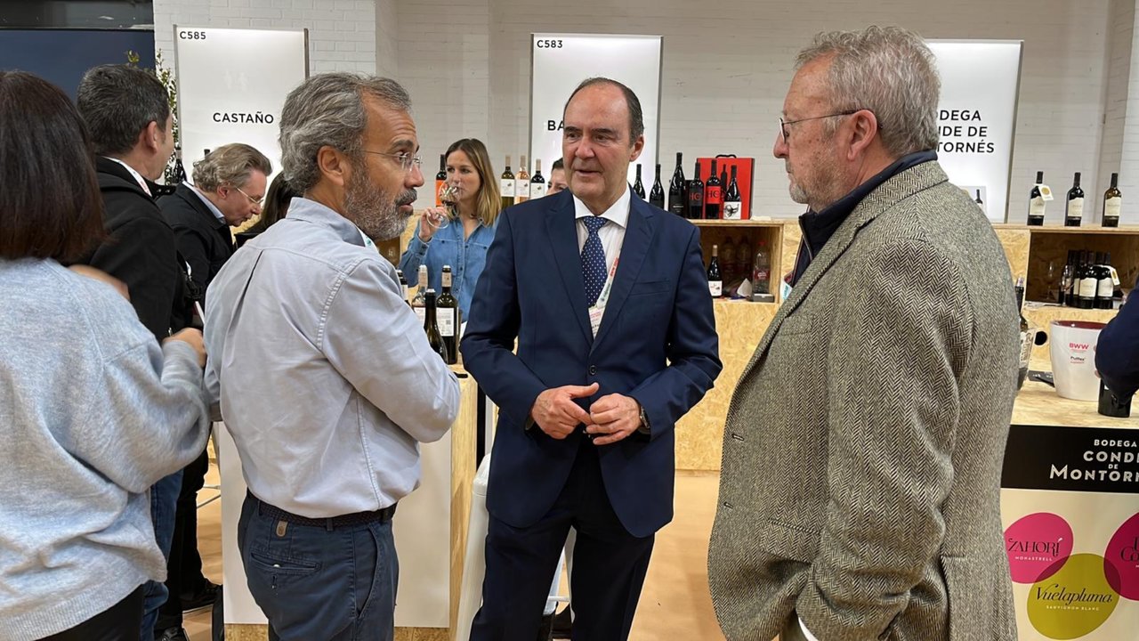 El director general de Industria Agroalimentaria y Asociacionismo Agrario, Fulgencio Pérez, en la feria Barcelona Wine Week.