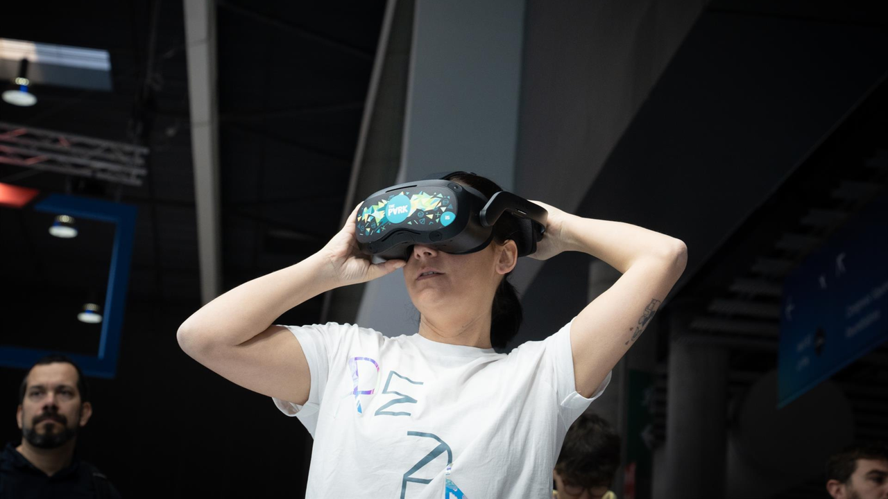 Una mujer con gafas virtuales dentro de las inmediaciones de Fira Barcelona, donde se celebra el Mobile World Congress (MWC) 2023, a 1 de marzo de 2023, en L'Hospitalet de Llobregat