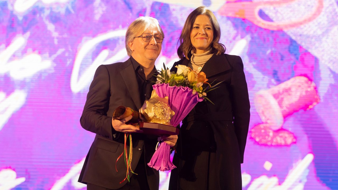 Fermín Asensio recibe el premio de manos de la alcaldesa de Águilas, Mari Carmen Moreno