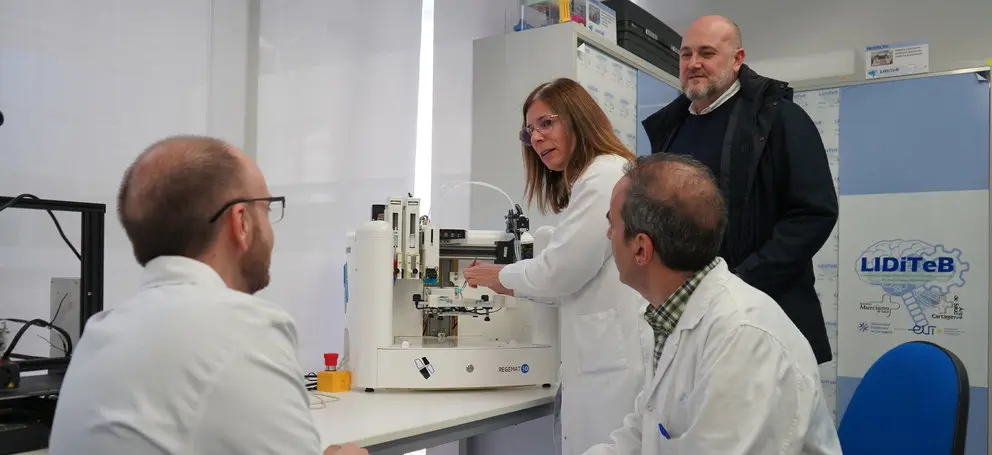 La jefa del Servicio de Dise&ntilde;o Industrial y C&aacute;lculo Cient&iacute;fico de la UPCT, Lola Ojados, y el coordinador del grado en Ingenier&iacute;a Biom&eacute;dica de la UPCT, Joaqu&iacute;n Roca, junto a los doctores del Servicio de Anatom&iacute;a Patol&oacute;gica del Hospital General Universitario Santa Luc&iacute;a, Gin&eacute;s Luengo y Pablo Conesa.