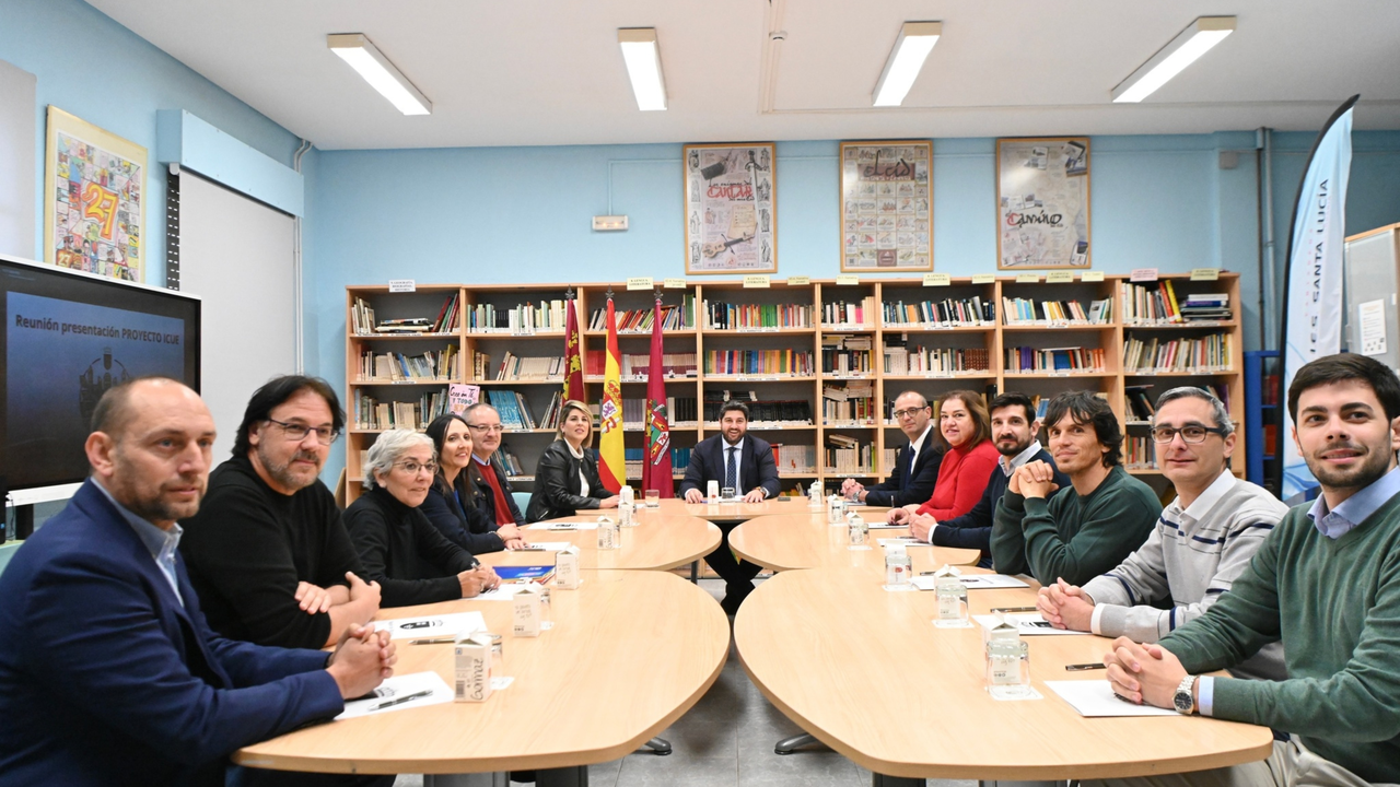L&oacute;pez Miras se re&uacute;ne con directores de centros educativos de Cartagena en los que se implantar&aacute; un proyecto piloto para reducir el abandono educativo entre alumnos vulnerables