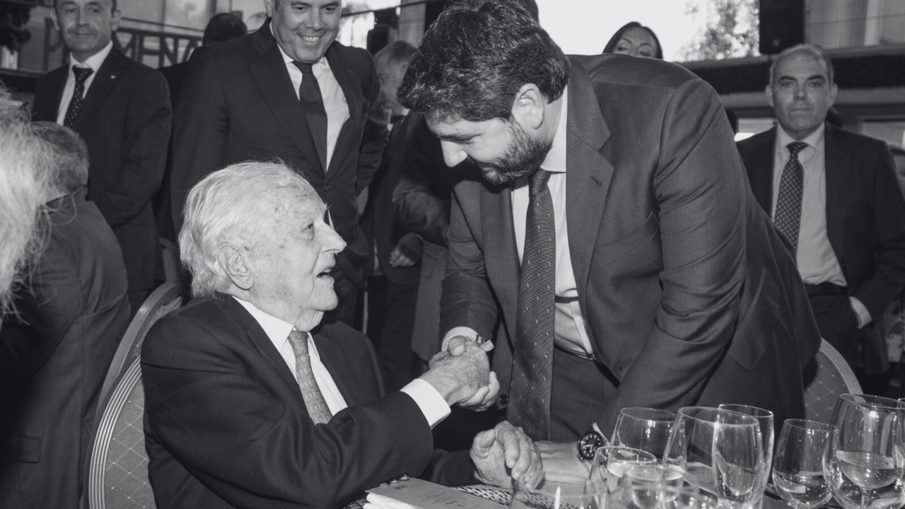 Antonio Mu&ntilde;oz Armero, en un reciente evento, saludando al presidente L&oacute;pez Miras. Al fondo se distingue a Gerardo Cuerva, vicepresidente de la CEOE (izq.) y a Lorenzo Amor, presidente de ATA