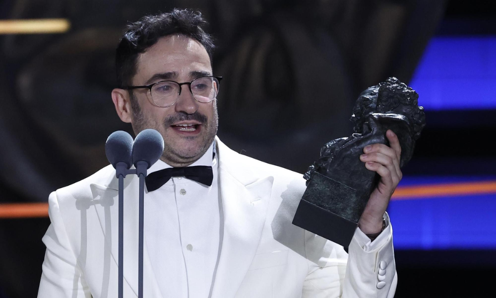Juan Antonio Bayona recogiendo el premio Goya a mejor director por 'La Sociedad de la Nieve'