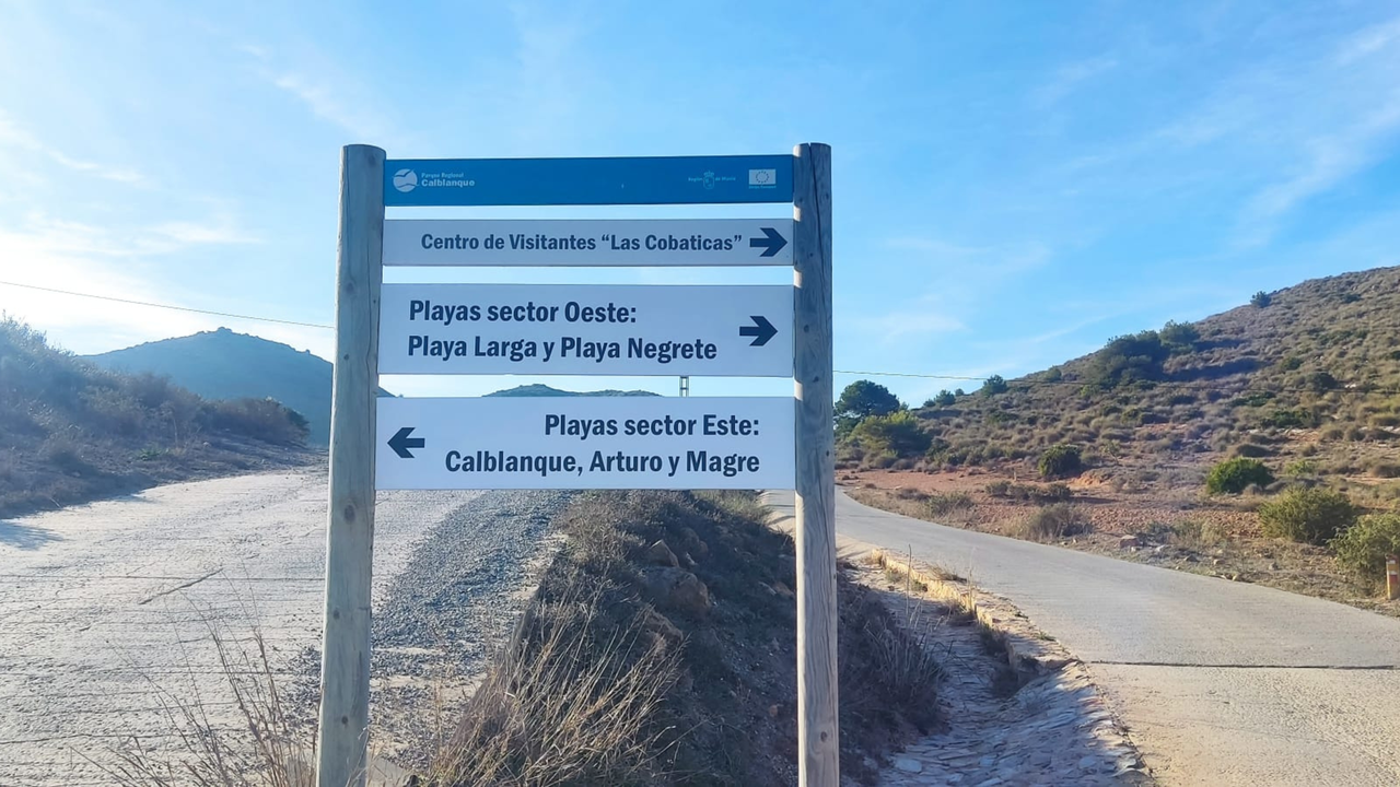 Uno de los carteles nuevos que se han colocado en Calblanque.