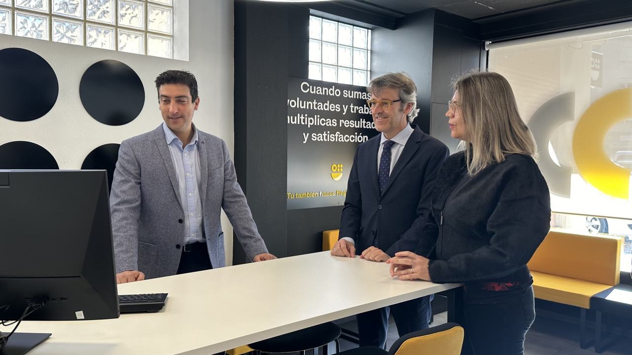 El consejero de Econom&iacute;a, Hacienda y Empresa, Luis Alberto Mar&iacute;n, visita la oficina de la Agencia en Tributaria en Blanca acompa&ntilde;ado del alcalde de la localidad, Pablo Cano