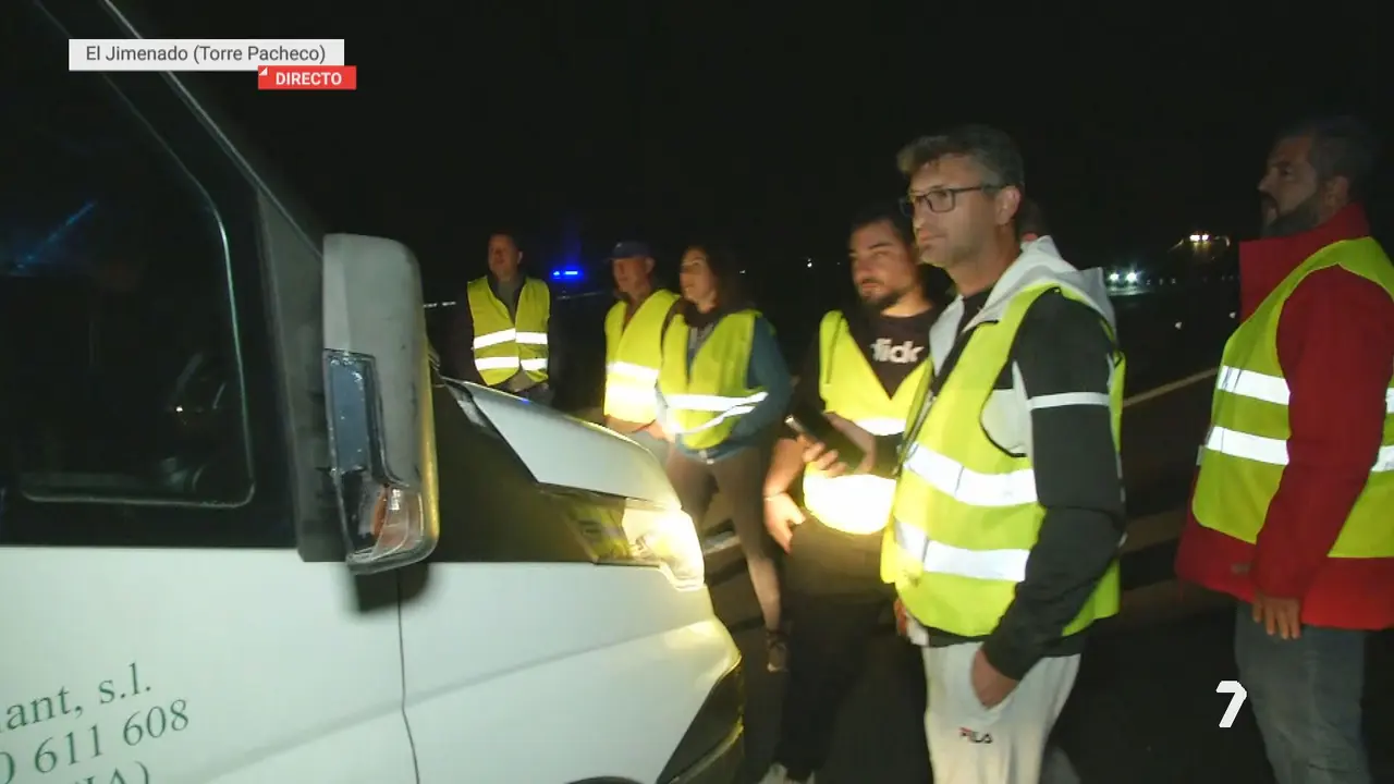Los agricultores de la Regi&oacute;n provocan importantes retenciones en la A-30 (foto: La 7)