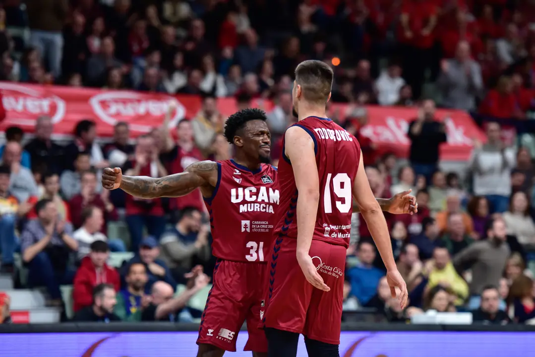 Dylan Ennis y Marko Todorovic celebran una canasta en el encuentro ante el Covir&aacute;n Granada - Foto: UCAM Murcia