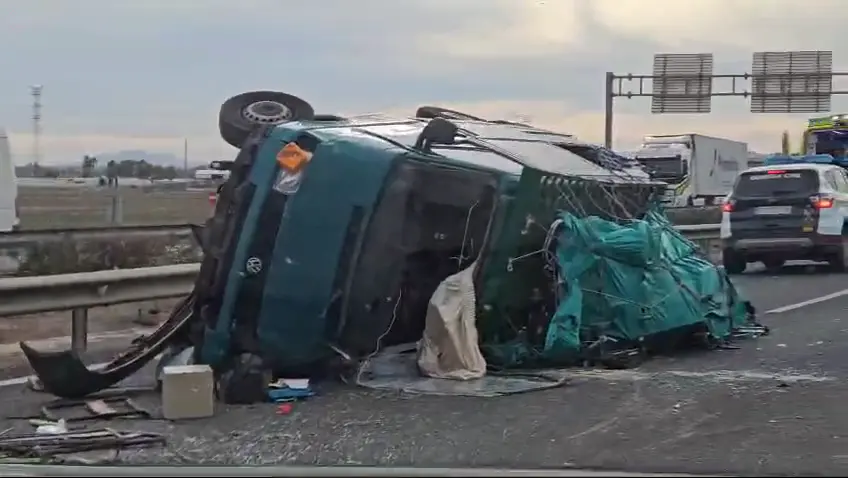 Veh&iacute;culo accidentado en la A-7, a la altura de Totana (foto: La 7)