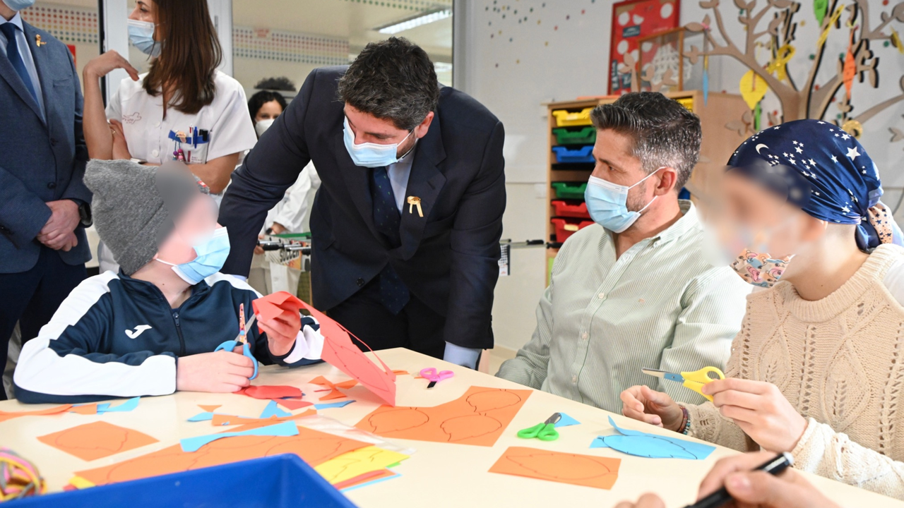 El presidente del Gobierno regional, Fernando L&oacute;pez Miras, visit&oacute; hoy el servicio de Oncohematolog&iacute;a Pedi&aacute;trica del hospital Virgen de la Arrixaca de Murcia y se reuni&oacute; con los profesionales de la Unidad Multidisciplinar de Oncolog&iacute;a para Adolescentes.