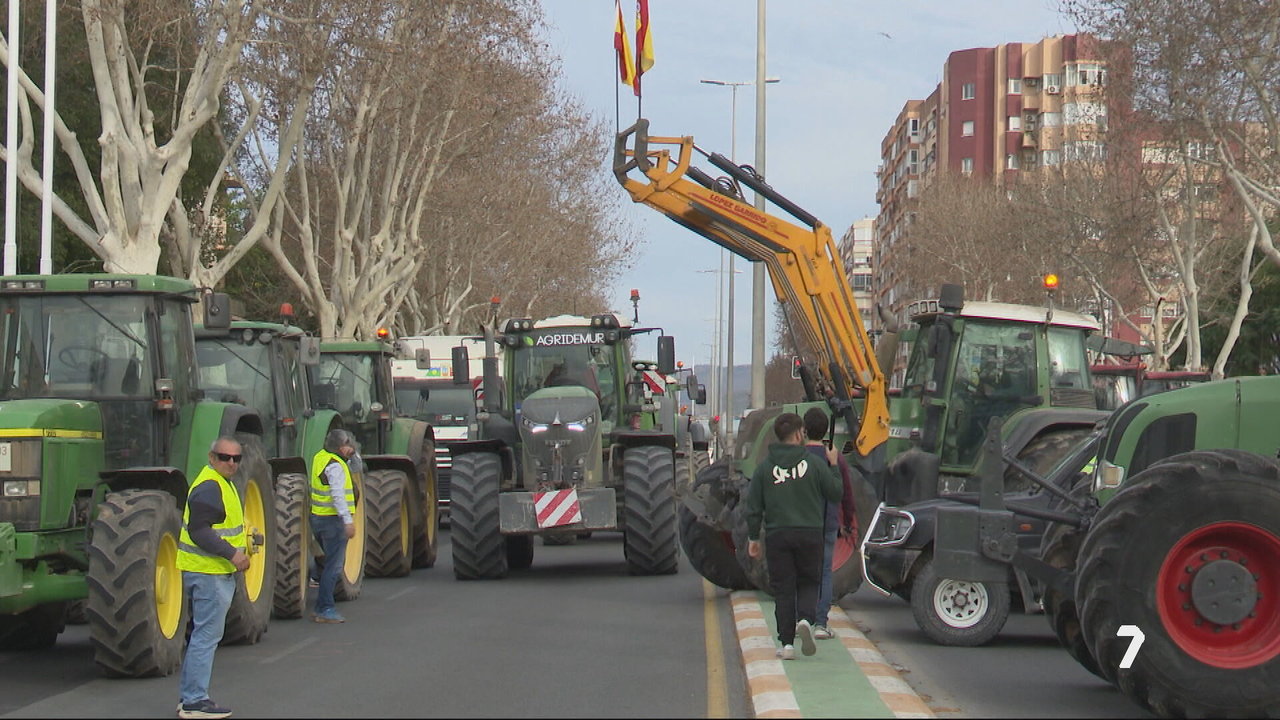 Agricultores concentrados a las puertas de la Asamblea Regional de Murcia (foto: La 7)