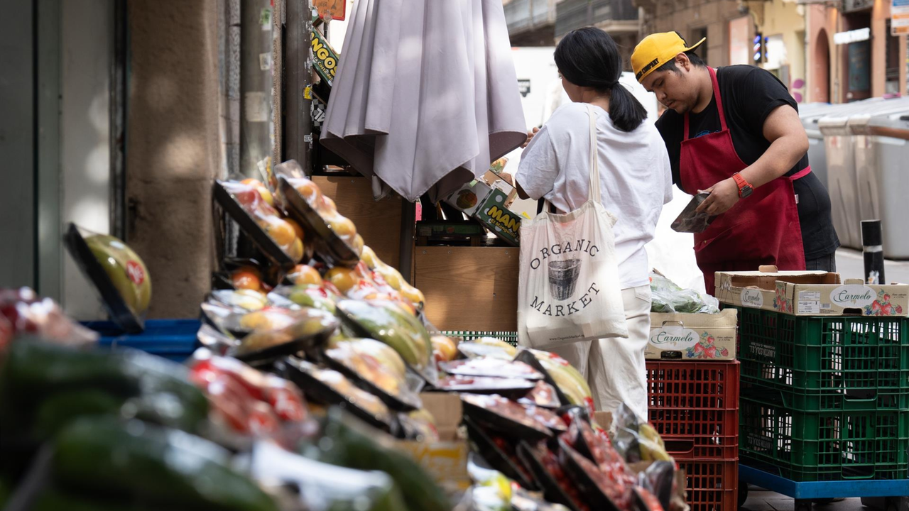 Archivo - Varias frutas expuestas en el exterior de una fruter&iacute;a - (Foto: David Zorrakino - Europa Press)