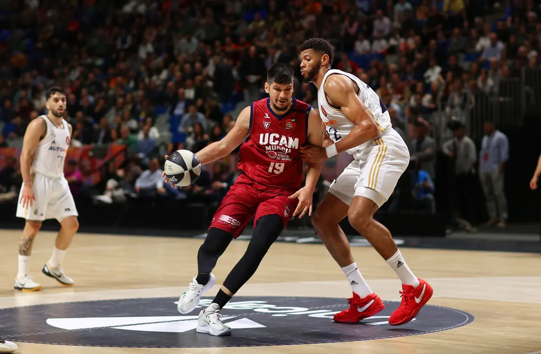 Todorovic frente a Tavares en un lance del choque entre el Real Madrid y UCAM Murcia (foto: La 7)