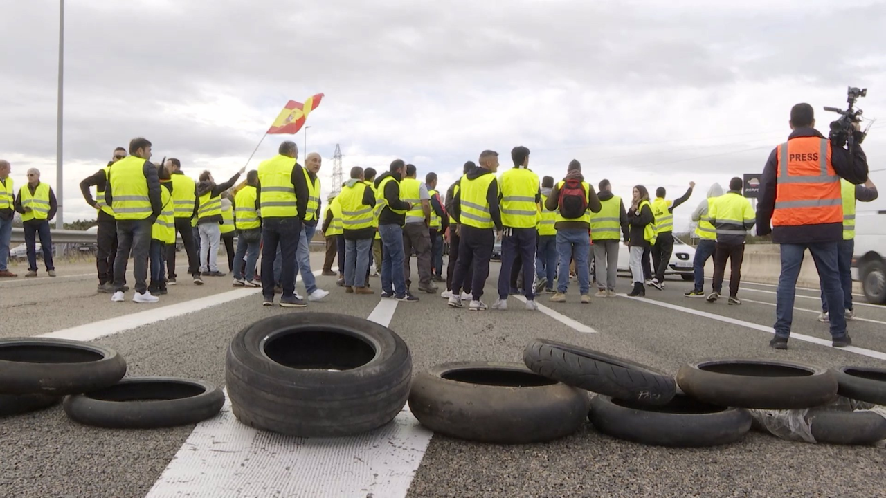 Agricultores protestando en la A-7 a la altura de Massalav&eacute;s (Valencia)