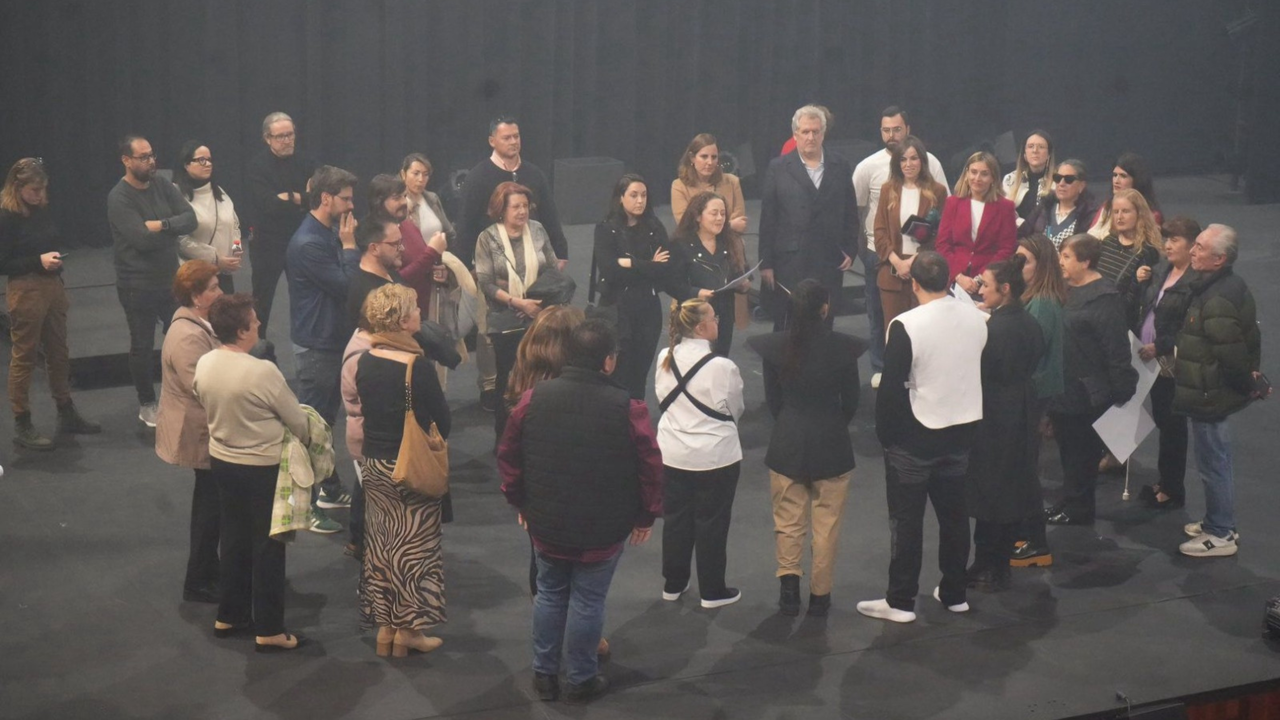 La consejera de Pol&iacute;tica Social, Familias e Igualdad, Conchita Ruiz, durante el recorrido sensorial para personas con discapacidad sobre el escenario del Teatro Circo