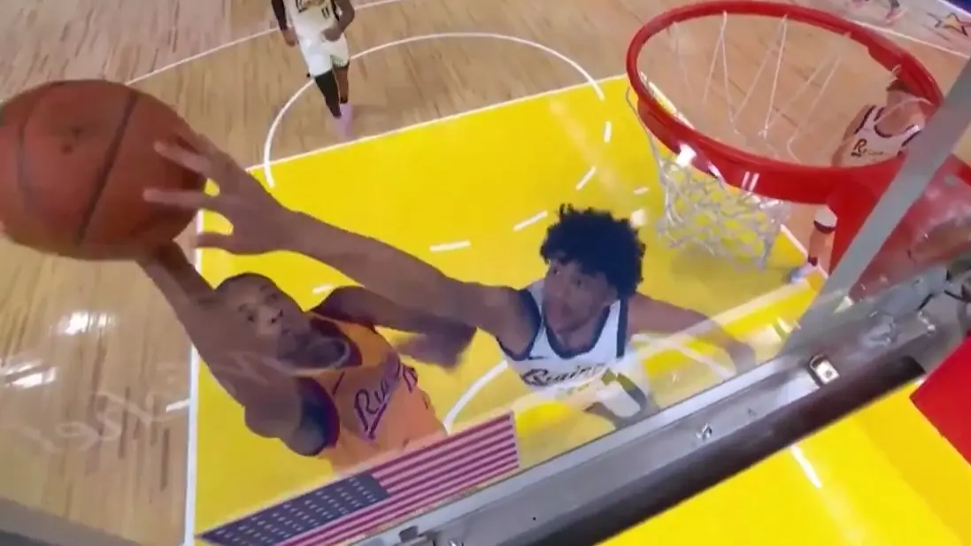 Izan Almansa hace un espectacular tap&oacute;n a un jugador rival en la 'Rising Stars' 2024 (foto: NBA)