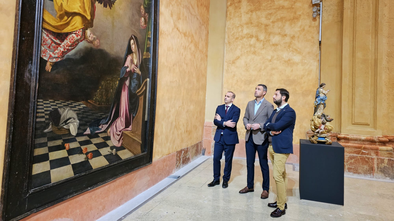 Manuel Soriano, representante de CaixaBank (patrono de la Fundaci&oacute;n Camino de la Cruz); Juan Francisco Mart&iacute;nez, director del Instituto de Turismo (ITREM), y Jos&eacute; Francisco Garc&iacute;a, alcalde de Caravaca de la Cruz, durante una visita reciente a la exposici&oacute;n.