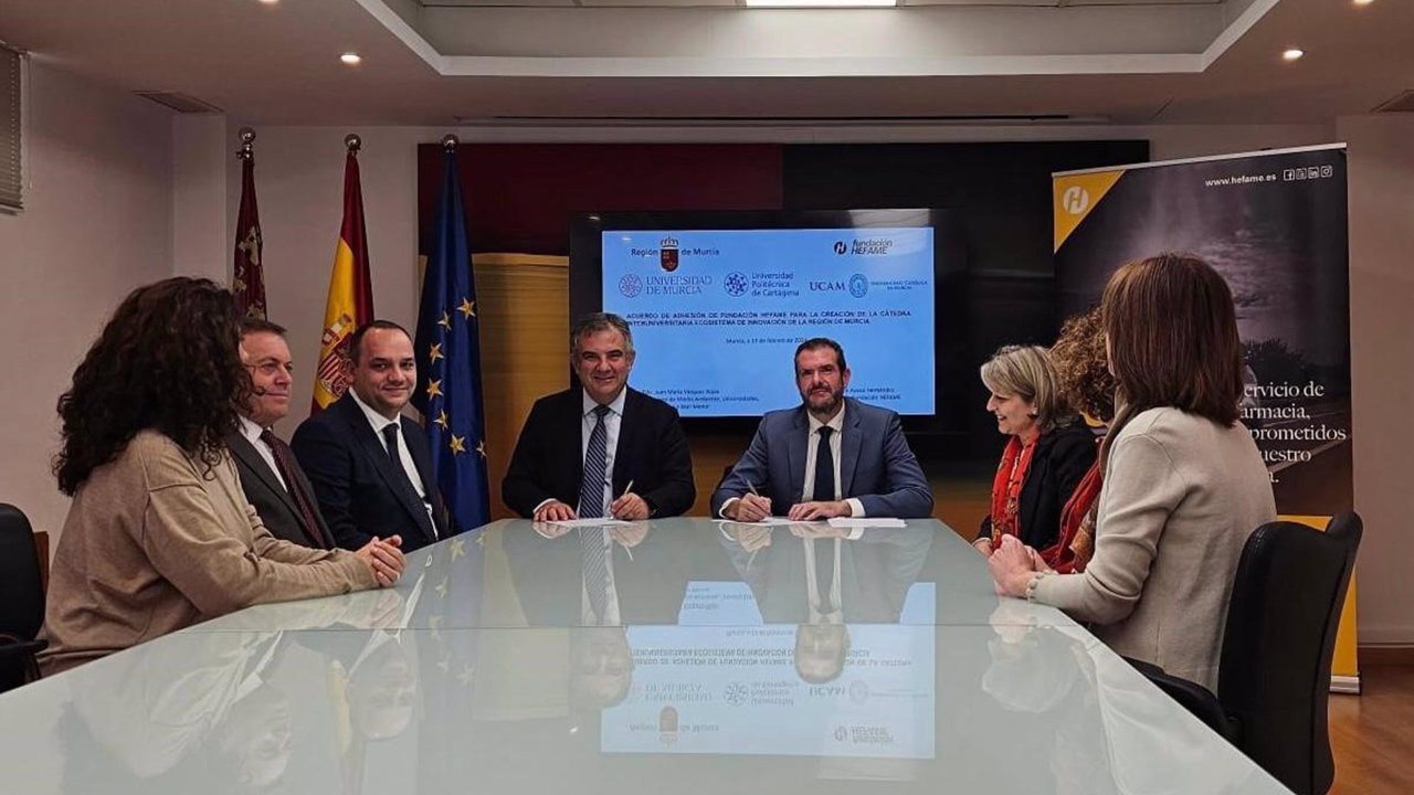 Imagen de la firma del acuerdo de adhesión de la Fundación Hefame a la Cátedra EMURI para fomentar la innovación en el tejido empresarial