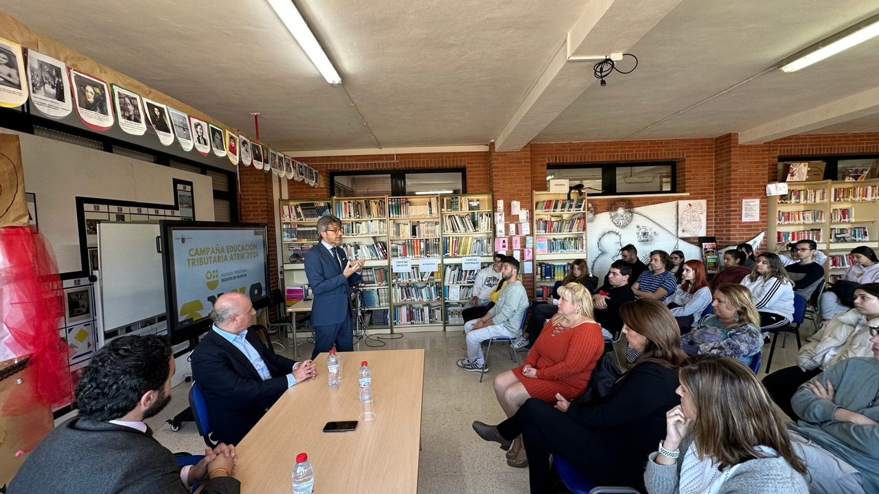 El consejero de Econom&iacute;a, Hacienda y Empresa, Luis Alberto Mar&iacute;n, durante una charla financiera en el IES Sierra Minera de La Uni&oacute;n