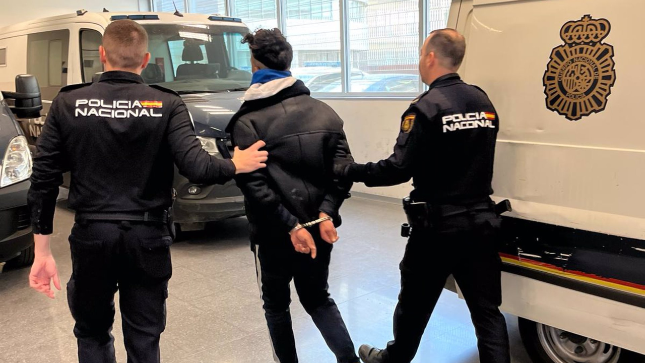 Imagen del detenido, custodiado por la Polic&iacute;a Nacional
