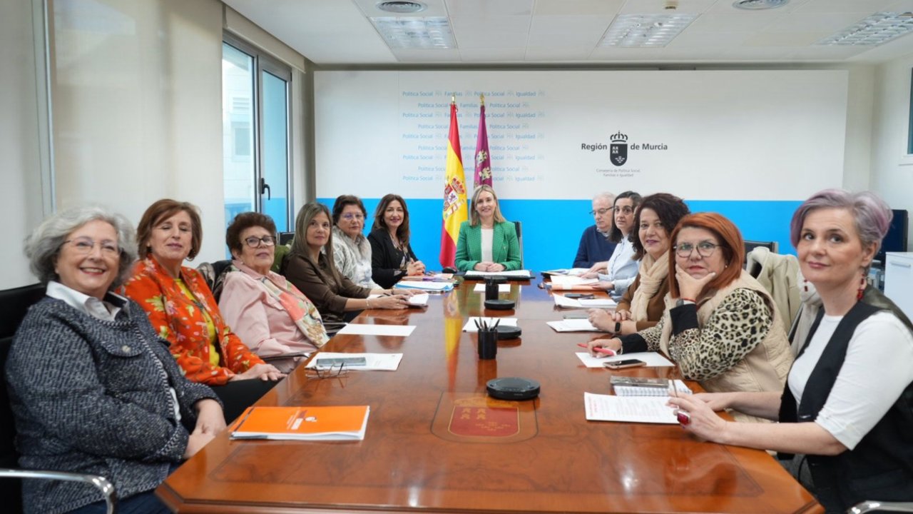 La consejera de Política Social, Familias y Mujer, Conchita Ruiz, durante el Consejo Asesor de la Mujer con la participación de los principales colectivos de mujeres de la Región de Murcia